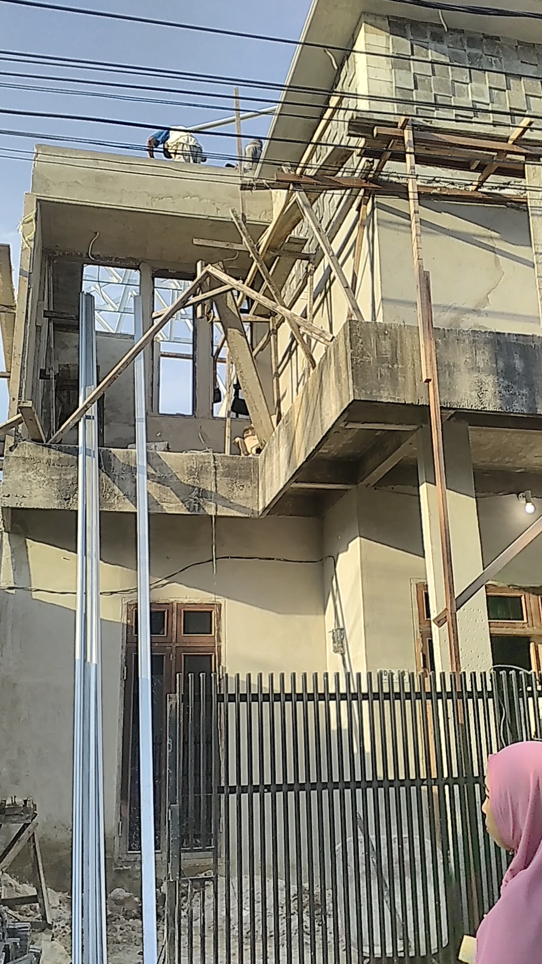 Saat pembangunan dilihat dari bawah, tukang sedang memasang talang cor di dalam sehingga air tidak melimpah ke luar mengalir ke tetangga. Balkon menghadap jalan. Foto: dok. pribadi