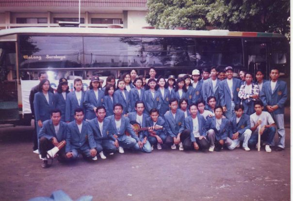 Awal kuliah tingkat pertama sebelum keberangkatan studi lapangan melihat bendungan, 1994-1995. Foto: FB Seila Pentewati