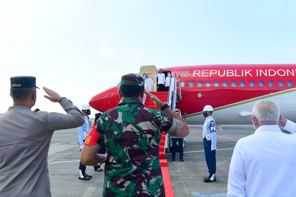 Presiden Joko Widodo bersama Ibu Iriana kembali ke Istana usai sehari semalam kemah di Titik Nol IKN, Selasa (15/3). Foto: Setkab Presiden