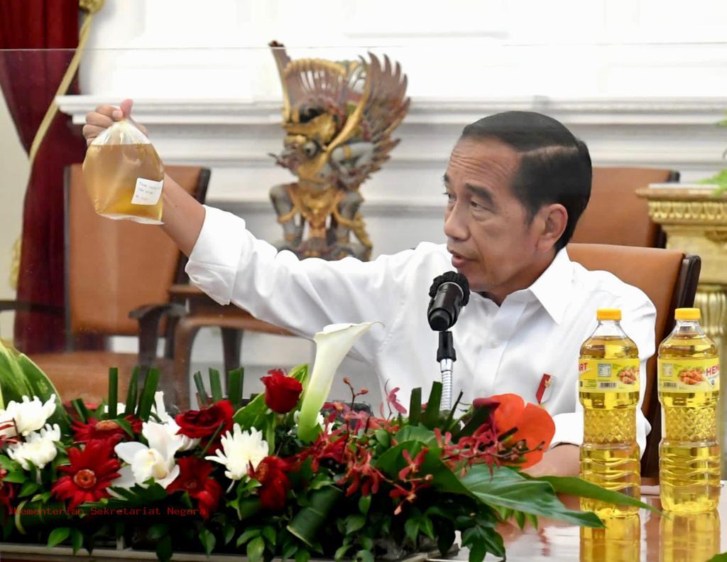 Presiden Joko Widodo beserta jajarannya menggelar rapat terbatas guna membahas terkait ketersediaan minyak goreng di Tanah Air, Selasa (15/3). Foto: setneg.go.id