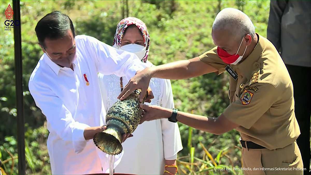 Presiden Joko Widodo dan Gubernur Jawa Tengah Ganjar Pranowo secara simbolis menyatukan tanah dan air di Titik Nol Kilometer IKN, Senin (14/3). Foto: YouTube Sekretariat Negara