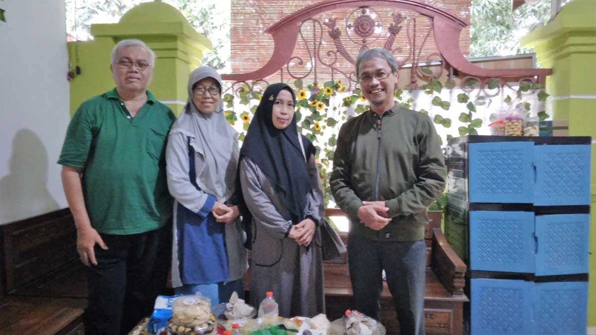 Saat berkunjung silaturahmi di kediaman Pak Rusli di Surabaya ketika Lebaran 2022. Foto: dok. pribadi
