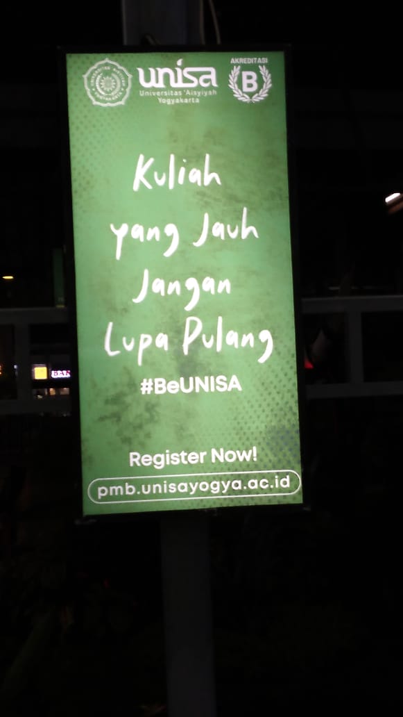 Iklan perguruan tinggi swasta Yogyakarta yang dipasang di St. Gubeng Surabaya. Foto: dok. pribadi