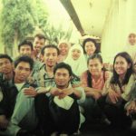 Foto bersama sebagian teman-teman satu angkatan Teknik Pengairan 1994 di depan kelas kuliah, depan gedung Fakultas Teknik Universitas Brawijaya Malang, akhir 1998. Foto: dok. pribadi