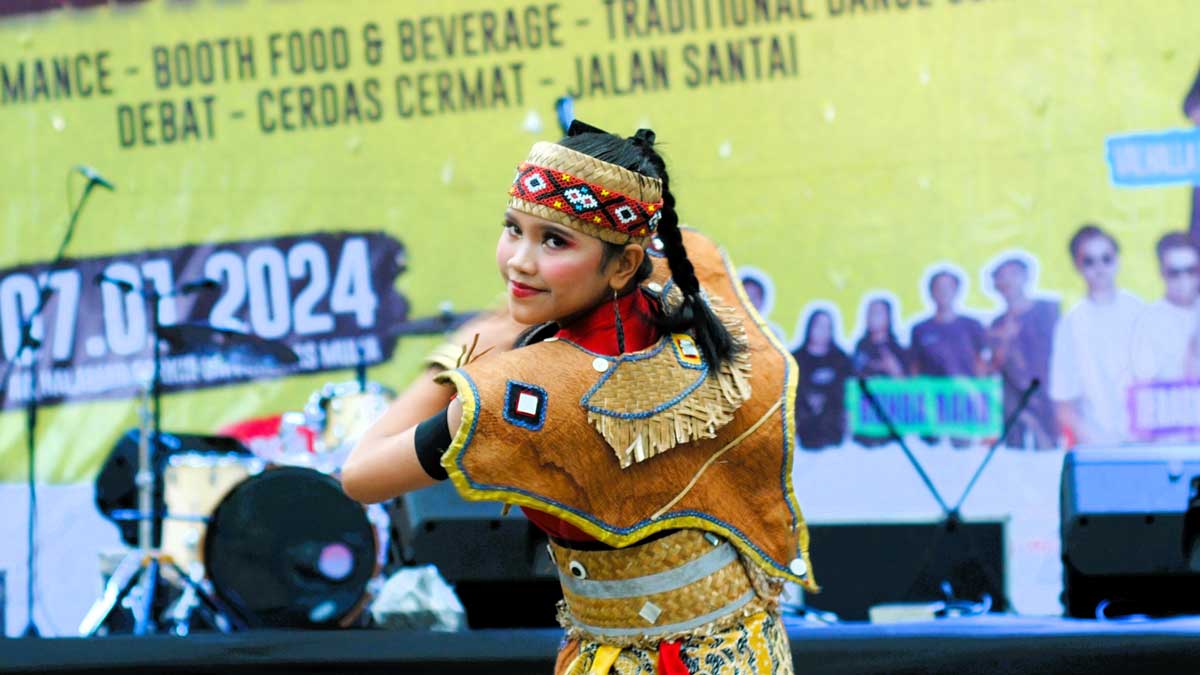 Seni tari Pertunjukan Adat Kalimantan yang diperagkan anak-anak SMA di Balikpapan, Sabtu (6/1/2024). Foto: dok. pribadi