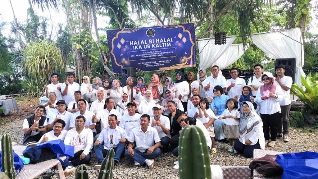 Foto bareng peserta Halal bi Halal IKA UB Kaltim di The Beach House, Jalan Mulawarman, Batakan, Balikpapan, Kaltim, Minggu (11/5/2025). Foto: A Busri