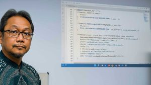 Foto saya ketika mengajar. Foto yang asli diperbaiki oleh ChatGPT sehingga tampil lebih tajam dan profesional. Dok. pribadi