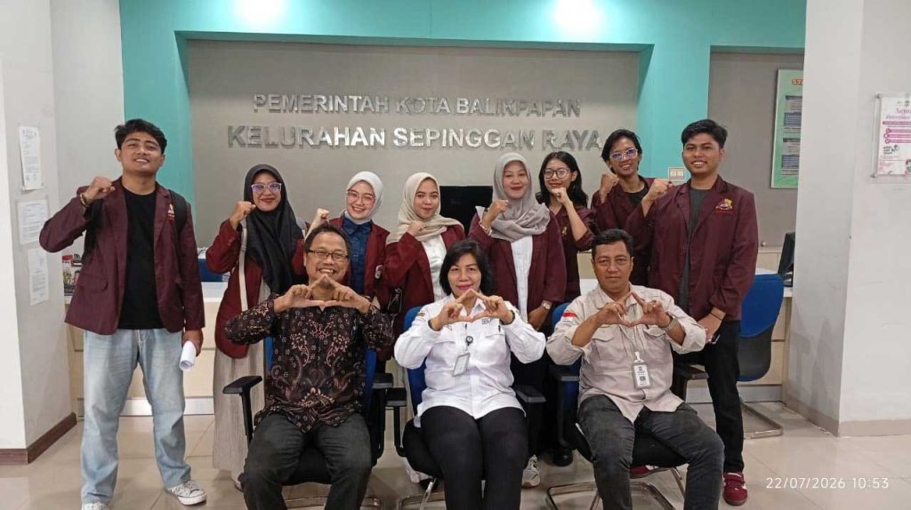 Foto bersama Sekretaris Lurah Sepinggan Raya Ibu Mediatri dan Pak Pitra bersama saya dan perwakilan mahasiswa, Rabu (22/7/2026). Foto: dok. pribadi
