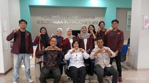 Foto bersama Sekretaris Lurah Sepinggan Raya Ibu Mediatri dan Pak Pitra bersama saya dan perwakilan mahasiswa, Rabu (22/7/2026). Foto: dok. pribadi