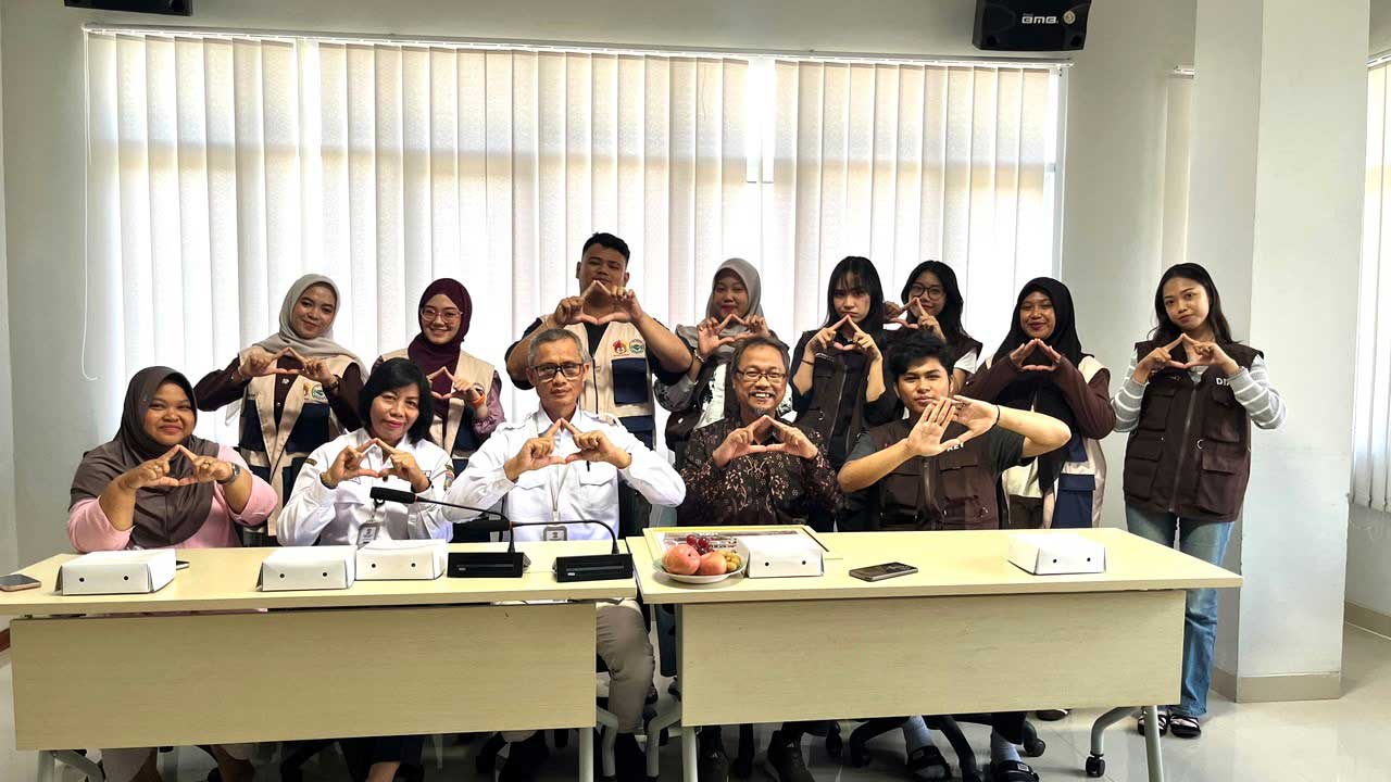 Foto bersama dengan simbol Mulia dan Jaya. Foto: dok. mahasiswa KKN