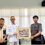 Ketua kelompok mahasiswa KKN M Raihan Hidayat menyerahkan kenang-kenangan berupa bingkai dokumentasi kegiatan kepada Lurah Sepinggan Raya Bapak Arifuddin, disaksikan Sekretaris Lurah Ibu Mediatri dan DPL Subur Anugerah, di Kantor Kelurahan Sepinggan Raya, Rabu (26/8/2026). Foto: dok. mahasiswa KKN