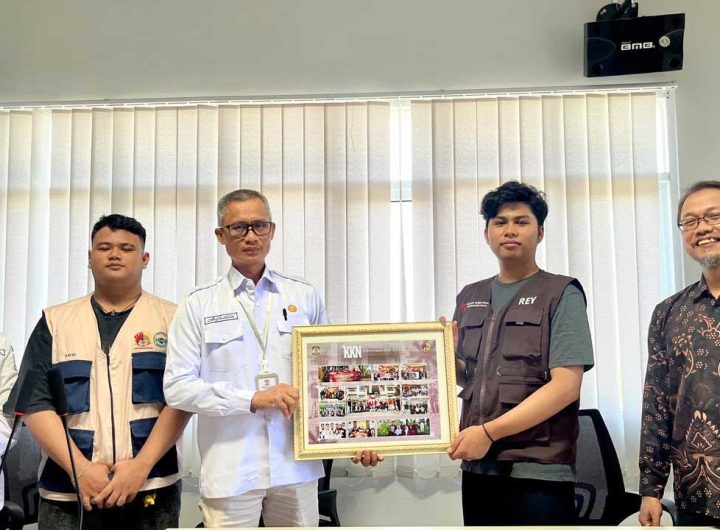Ketua kelompok mahasiswa KKN M Raihan Hidayat menyerahkan kenang-kenangan berupa bingkai dokumentasi kegiatan kepada Lurah Sepinggan Raya Bapak Arifuddin, disaksikan Sekretaris Lurah Ibu Mediatri dan DPL Subur Anugerah, di Kantor Kelurahan Sepinggan Raya, Rabu (26/8/2026). Foto: dok. mahasiswa KKN